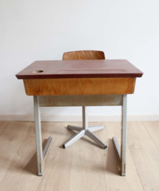 Vintage bureautje met schoolstoel. Retro lessenaar met stoel - Galvanitas