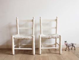 Twee vintage kinderstoeltjes met biezen zitting. Houten witte boho stoeltjes