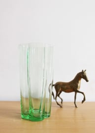 Groene glazen vintage vaas. Origineel retro vaasje van glas