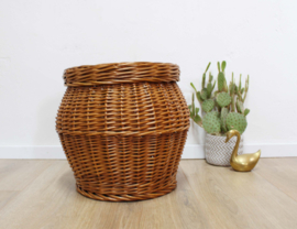 Rieten vintage mand met deksel. Retro opbergmand van rotan