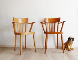 Set houten vintage cafe stoelen. Twee retro stoeltjes met armleuningen.