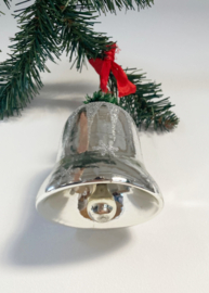 Grote glazen vintagekerstklok met rood lint.