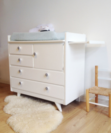 Witte vintage commode uit de jaren 60. Houten retro kast met zwart/witte knoppen.