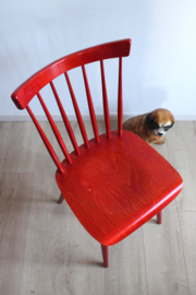 Rode vintage spijlenstoel. Houten retro stoel met Scandinavisch tintje