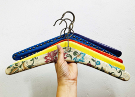 5 vntage kledinghangers met skai leer. Set retro kleerhangers o.a. met studs