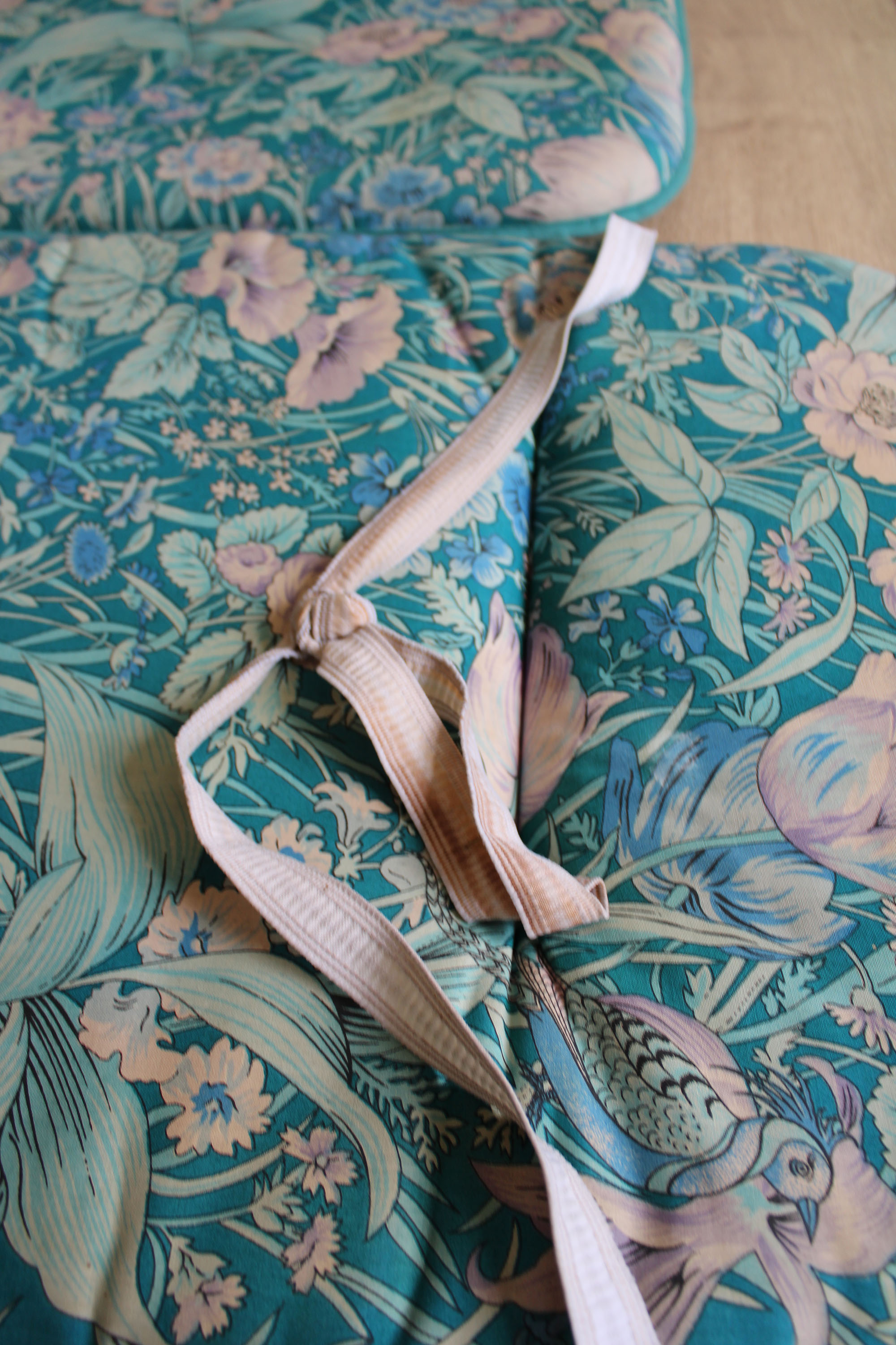 Set van 4 vintage tuinstoelkussens. Vier retro kussens met bloemen en vogels