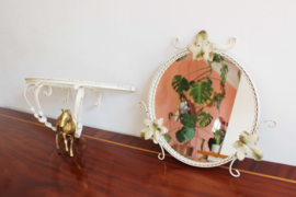 Vintage spiegel met bloemen en glazen plankje. Romantisch wandspiegel met planchet