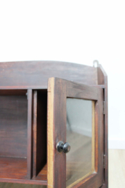 Vintage kast voor aan de muur. Antiek look houten wandkastje.