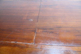 Vintage eettafel met uitschuifbaar blad. Sierlijke houten retro tafel.