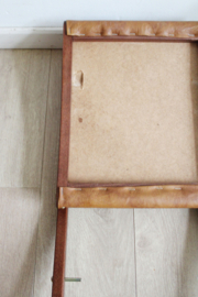 Vintage voetenbankje met cognac skai bekleding. Houten retro schommelbankje
