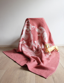 Roze vintage deken met poes en hondje.  Retro sprei van dralon