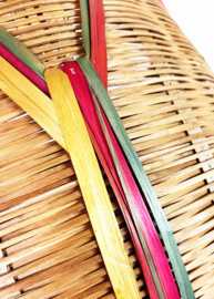 Boho rotan mandje met gekleurde details. Rieten vintage mand