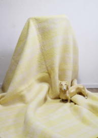 Grote gele vintage deken van Aabe. Wollen retro sprei - 183 x 235 cm.