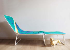 Blauwe vintage stretcher met palmboom. Retro veldbed / opklap bed