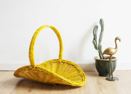 Knal gele retro rotan krantenbak. Boho vintage lectuur mand