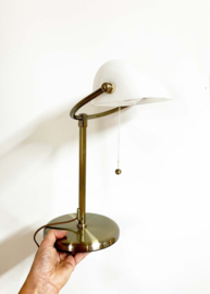 Witte klassieke bankiers/ notarislamp. Goudkleurige bureaulamp