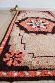 Handgemaakt boho vloerkleed, bruin zalmroze. Vintage Smyrna tapijt.