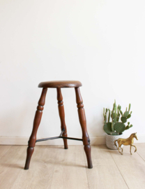 Houten antieke kruk met metalen verbinding. Oude vintage kruk - Lacemaker's Stool