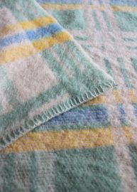 Zachte wollen vintage deken. Retro sprei geel / groen / blauw