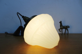 Antiek opaline hanglampje. Art Deco vintage lamp van wit glas
