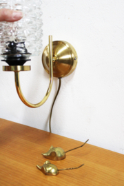 Goudkleurig vintage wandlampje met glazen kap. Hollywood Regency stijl  lamp