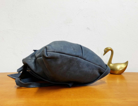 Blauwe leren schoudertas met een omslagflap. Italiaanse lederen crossbody tas