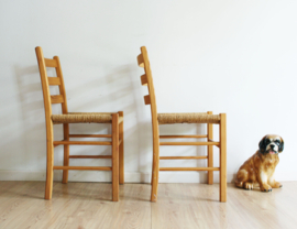 Set houten vintage stoelen met zitting van touw. Retro stoeltjes