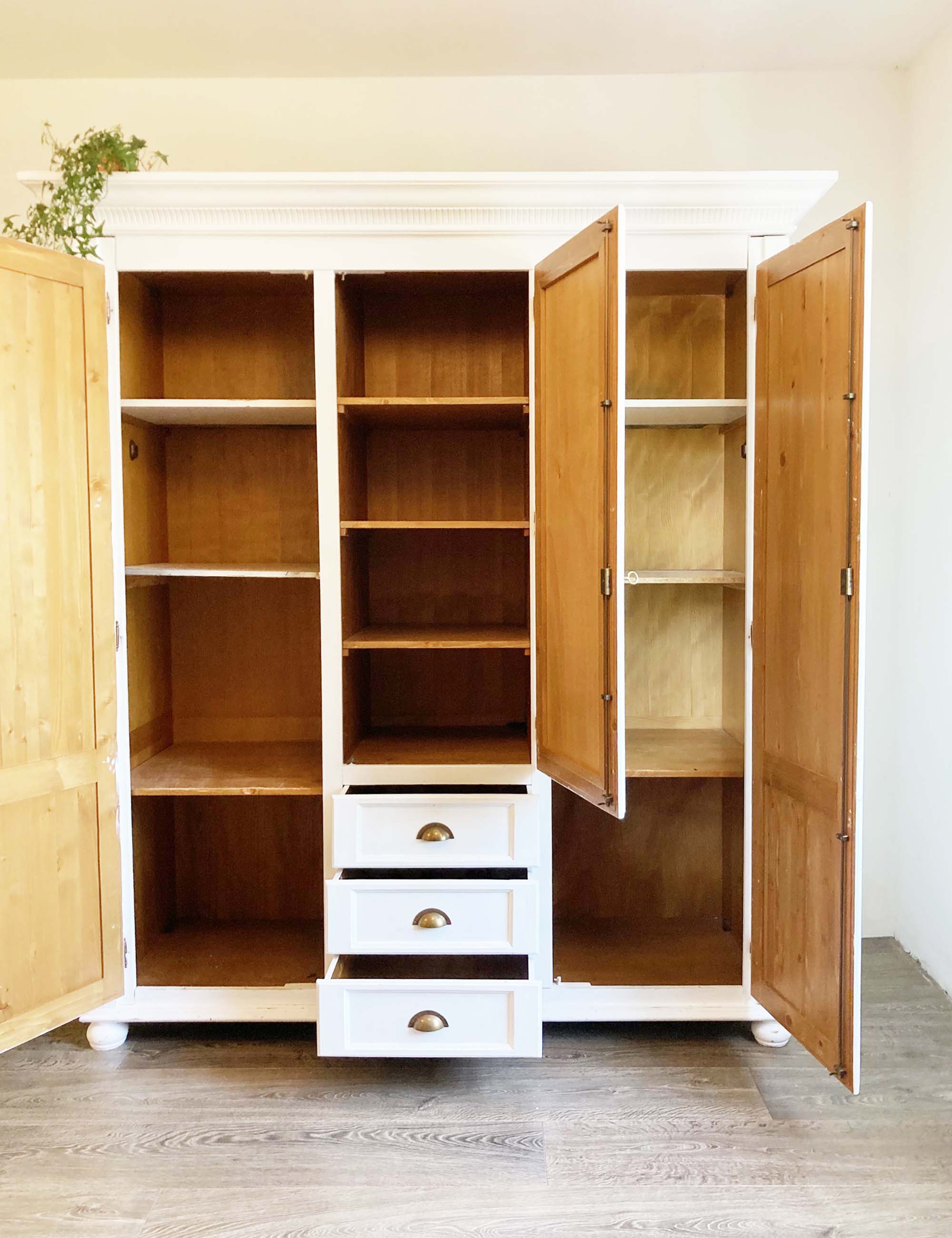 Grote witte vintage linnenkast. Houten brocante kast / kledingkast