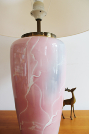 Roze keramieken vintage lamp. Grote pastelkleurige tafellamp met kap.