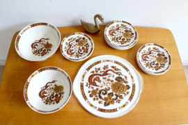 Aardewerk retro servies met draken. Vintage taartschaal met bordjes en 2 kommen/ Dragon of Kowloon