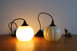Set glazen vintage hanglampjes. Twee retro lampjes van glas.