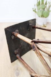 Boho vintage plantentafel. Hoog bamboe tafeltje.