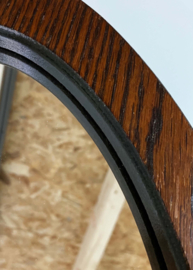 Ovale vintage spiegel in houten lijst. Retro wandspiegel