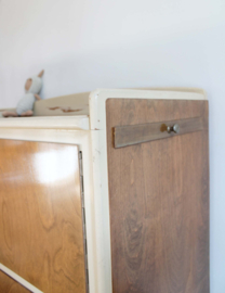 Vintage commode uit de jaren 60. Houten retro kast met uitschuif plankje
