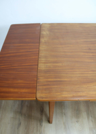 Vintage eettafel met uitschuifbare bladen. Houten Mid Century retro tafel.