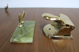Gouden vintage perforator met groen stenen pennenhouder in marmer look.