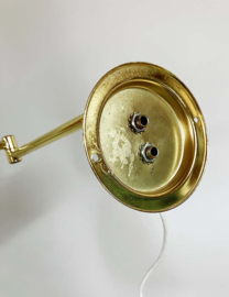 Goudkleurig vintage wandlampje met glazen kap. Hollywood Regency stijl lamp