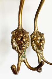 Set vintage leeuwenkop haakjes. Twee messing  kapstok / hoeden haken