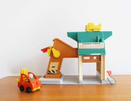 Vintage Fisher Price lift and load depot. Retro speelgoed