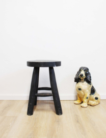 Massieve houten kruk. Zwart vintage krukje