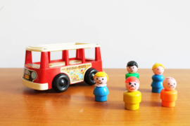 Vintage minibus van Fisher Price -1988. Retro speelgoed busje met 5 poppetjes