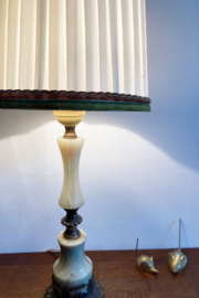 Vintage lamp op albast/marmeren voet. Kitsch tafellamp met geplooide kap.