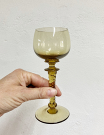 Set van 5 vintage wijnglazen. Vijf amberkleurige glazen