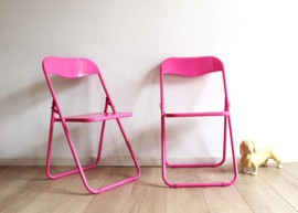 Knal roze klapstoelen.  Metalen retro stoeltjes/ tuinstoelen