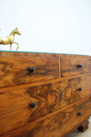 Antieke ladekast met glasplaat. Houten vintage kast met lades