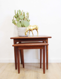 Houten vintage mimiset. 2 retro Mid Century tafeltjes / nesting tables