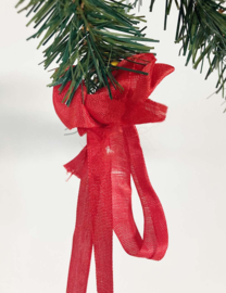 Zilveren kerstballen aan rood lint. Vintage kerstdecoratie.