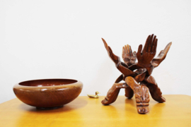 Houten vintage schaal met unieke standaard van handen.