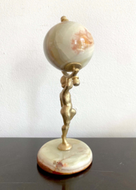 Art Deco stijl Putti met globe. Messing vintage beeldje met onyx bol.