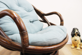 Rotan vintage draaistoel met blauw kussen.  Retro Manou fauteuil